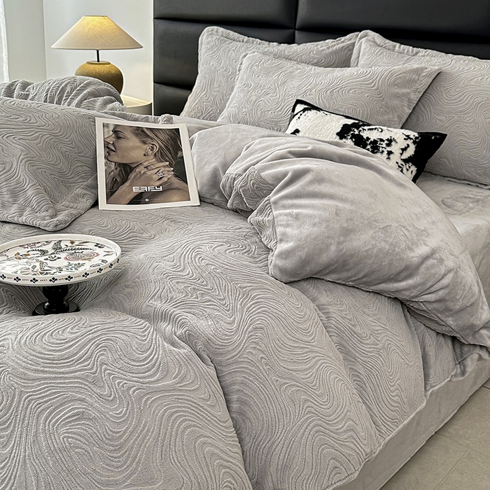 91家纺网 家纺一手货源 找家纺 金绣美居 2025新款亲肤舒适全消光牛奶绒雕花四件套-黎境 黎境-烟灰色