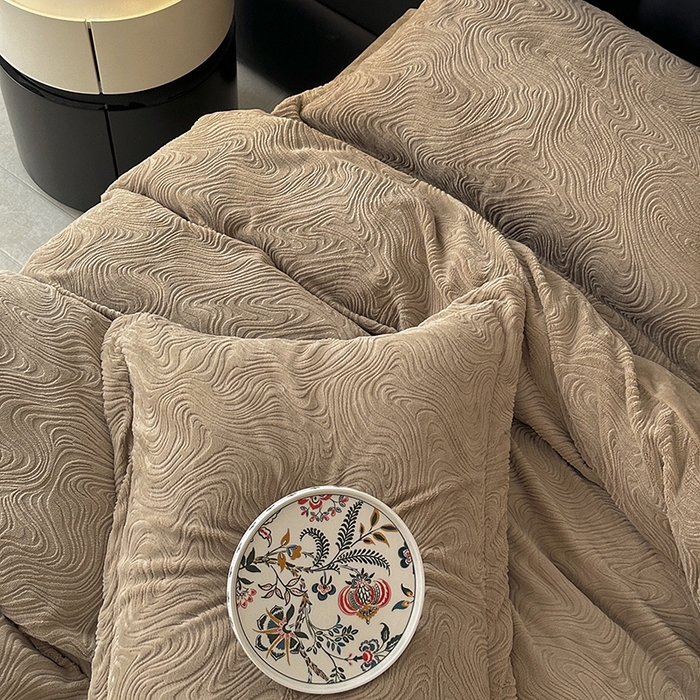 91家纺网 家纺一手货源 找家纺 金绣美居 2025新款亲肤舒适全消光牛奶绒雕花四件套-黎境 黎境-菩提咖