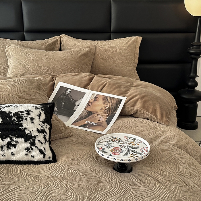 91家纺网 家纺一手货源 找家纺 （总）金绣美居 2025新款亲肤舒适全消光牛奶绒雕花四件套-黎境