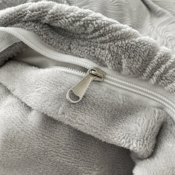 91家纺网 家纺一手货源 找家纺 金绣美居 2025新款亲肤舒适全消光牛奶绒雕花四件套-黎境 黎境-烟灰色