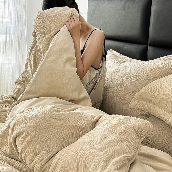 91家纺网 家纺一手货源 找家纺 金绣美居 2025新款亲肤舒适全消光牛奶绒雕花四件套-黎境 黎境-舒芙蕾