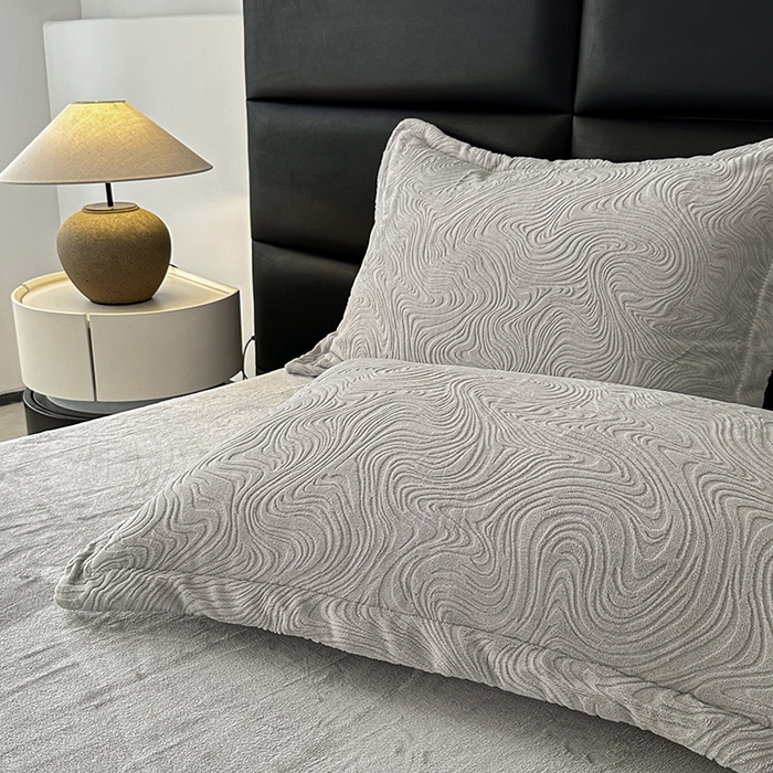 91家纺网 家纺一手货源 找家纺 金绣美居 2025新款亲肤舒适全消光牛奶绒雕花四件套-黎境 黎境-烟灰色