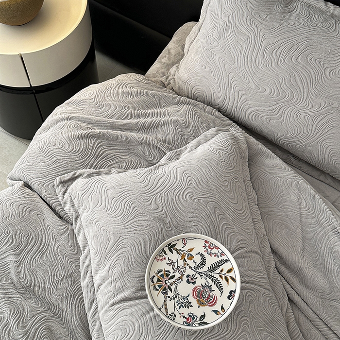 91家纺网 家纺一手货源 找家纺 金绣美居 2025新款亲肤舒适全消光牛奶绒雕花四件套-黎境 黎境-烟灰色