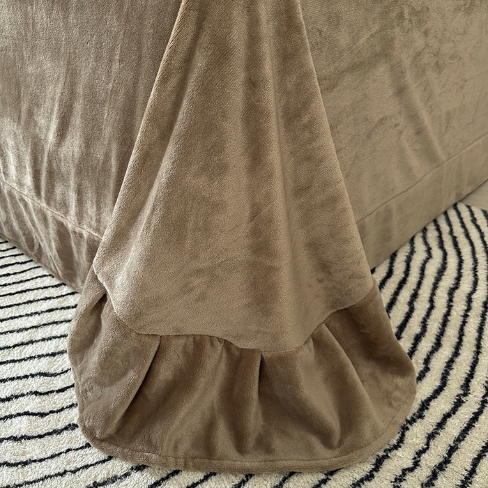 91家纺网 家纺一手货源 找家纺 金绣美居 2025新款亲肤舒适全消光牛奶绒雕花四件套-黎境 黎境-菩提咖