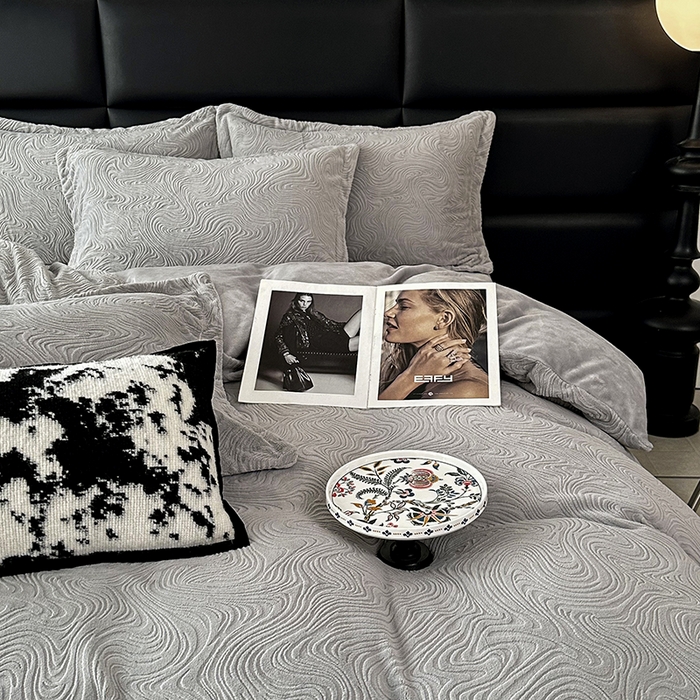 91家纺网 家纺一手货源 找家纺 金绣美居 2025新款亲肤舒适全消光牛奶绒雕花四件套-黎境 黎境-烟灰色