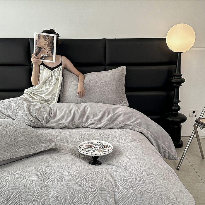 91家纺网 家纺一手货源 找家纺 金绣美居 2025新款亲肤舒适全消光牛奶绒雕花四件套-黎境 黎境-烟灰色