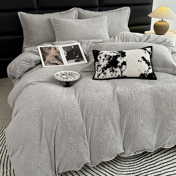 91家纺网 家纺一手货源 找家纺 金绣美居 2025新款亲肤舒适全消光牛奶绒雕花四件套-黎境 黎境-烟灰色