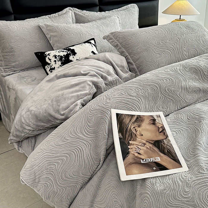 91家纺网 家纺一手货源 找家纺 金绣美居 2025新款亲肤舒适全消光牛奶绒雕花四件套-黎境 黎境-烟灰色