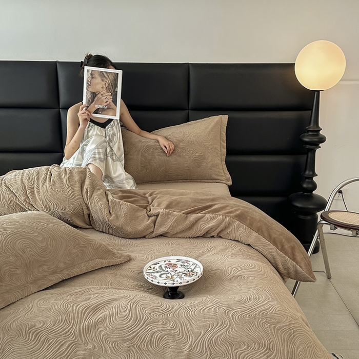 91家纺网 家纺一手货源 找家纺 （总）金绣美居 2025新款亲肤舒适全消光牛奶绒雕花四件套-黎境