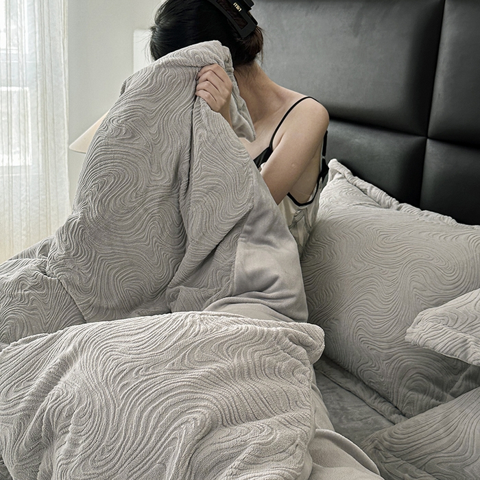 91家纺网 家纺一手货源 找家纺 金绣美居 2025新款亲肤舒适全消光牛奶绒雕花四件套-黎境 黎境-烟灰色