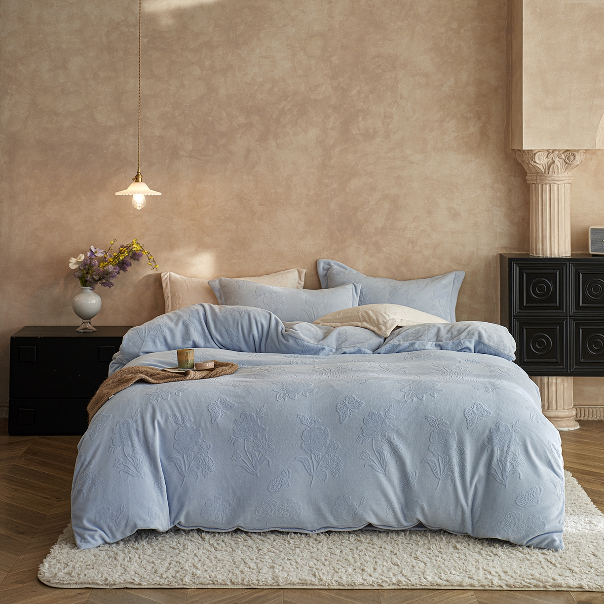 91家纺网 家纺一手货源 找家纺 亿梵家居 2025秋冬新款A类全消光牛奶绒立体5D雕花绒四件套-风格一 （提供买家秀） 爱丽丝-天空蓝