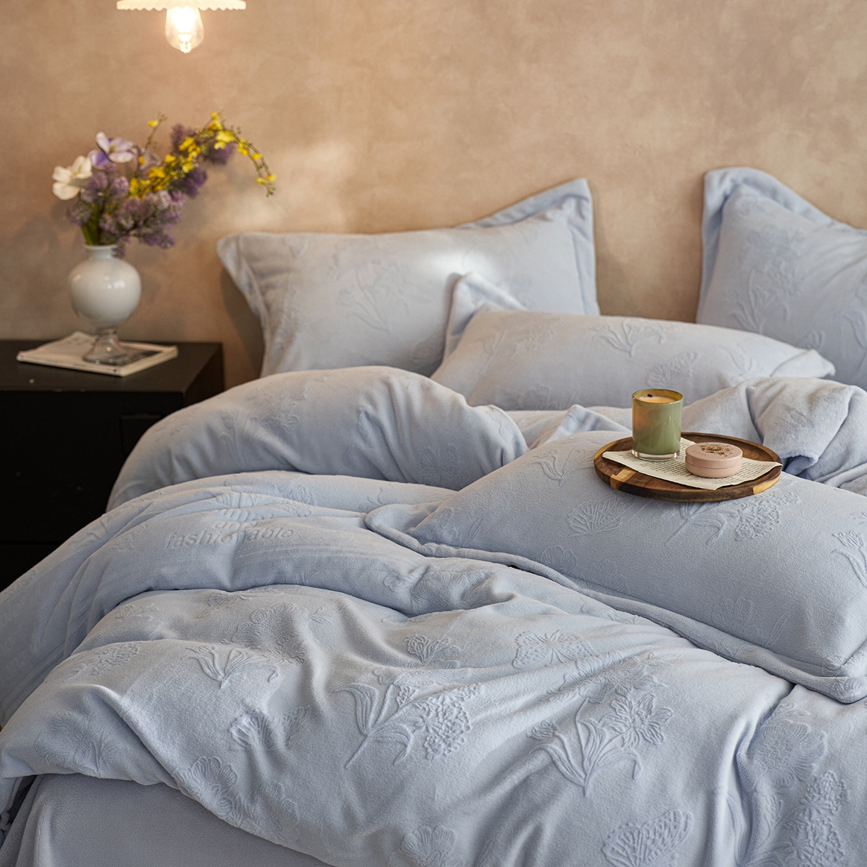 91家纺网 家纺一手货源 找家纺 亿梵家居 2025秋冬新款A类全消光牛奶绒立体5D雕花绒四件套-风格一 （提供买家秀） 爱丽丝-天空蓝