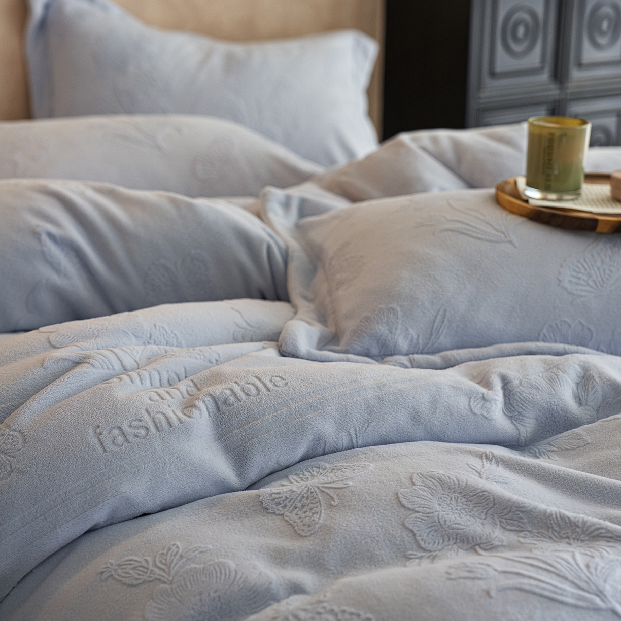 91家纺网 家纺一手货源 找家纺 亿梵家居 2025秋冬新款A类全消光牛奶绒立体5D雕花绒四件套-风格一 （提供买家秀） 爱丽丝-天空蓝