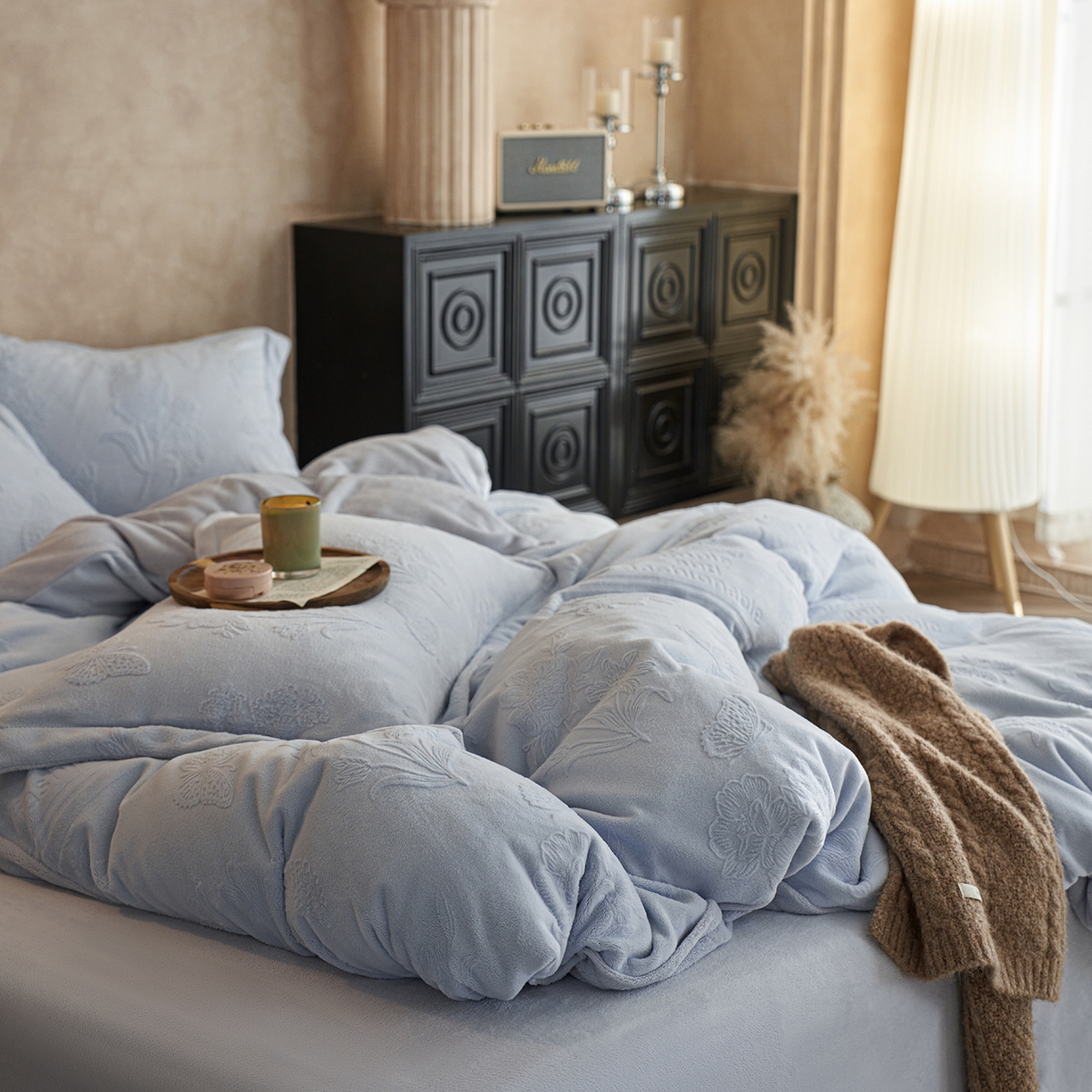 91家纺网 家纺一手货源 找家纺 亿梵家居 2025秋冬新款A类全消光牛奶绒立体5D雕花绒四件套-风格一 （提供买家秀） 爱丽丝-天空蓝