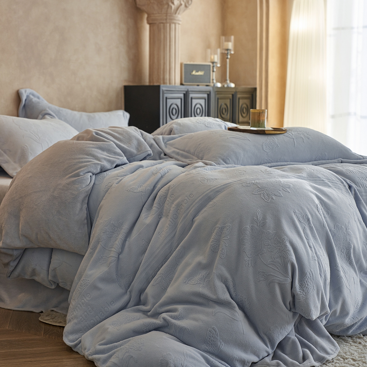 91家纺网 家纺一手货源 找家纺 亿梵家居 2025秋冬新款A类全消光牛奶绒立体5D雕花绒四件套-风格一 （提供买家秀） 爱丽丝-天空蓝