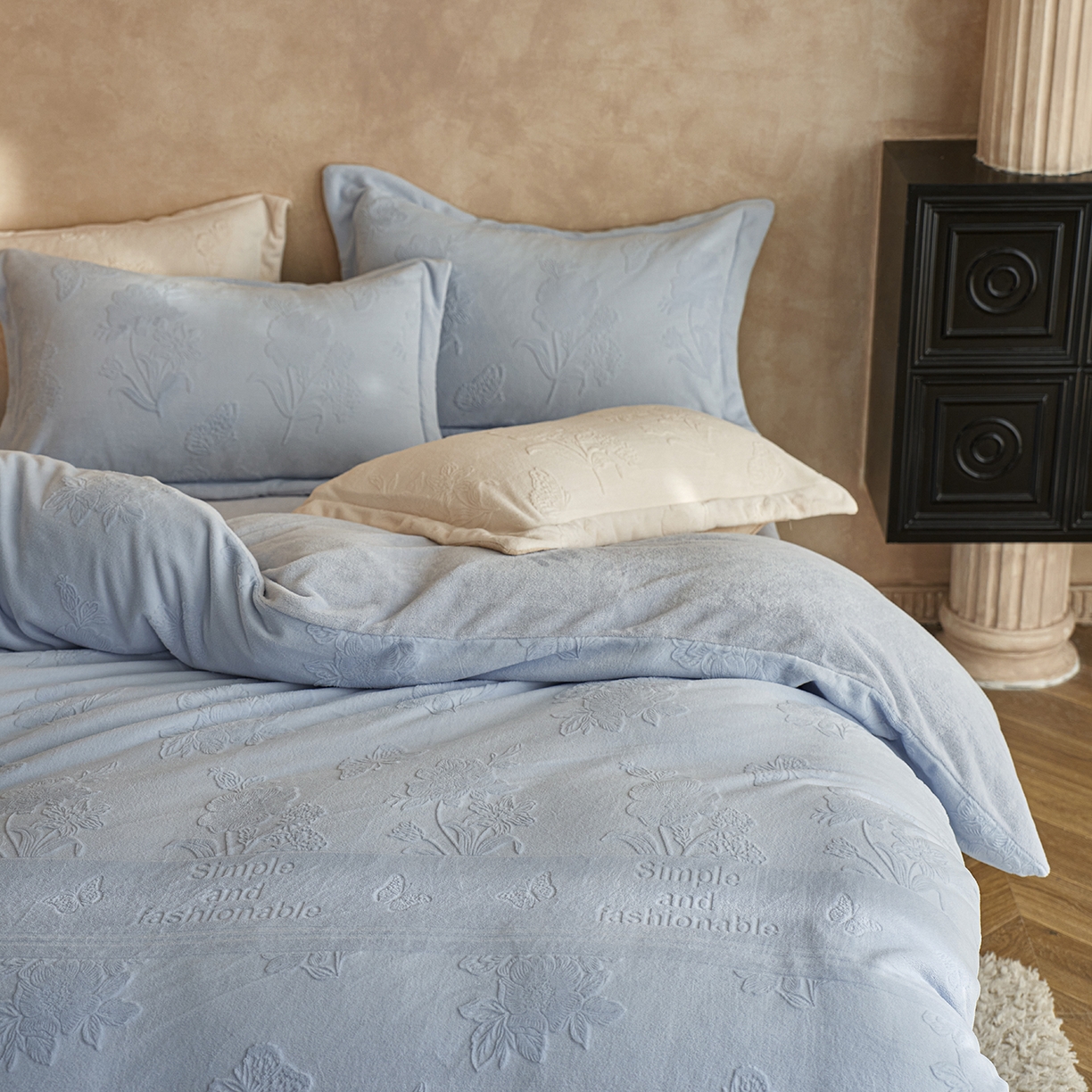 91家纺网 家纺一手货源 找家纺 亿梵家居 2025秋冬新款A类全消光牛奶绒立体5D雕花绒四件套-风格一 （提供买家秀） 爱丽丝-天空蓝