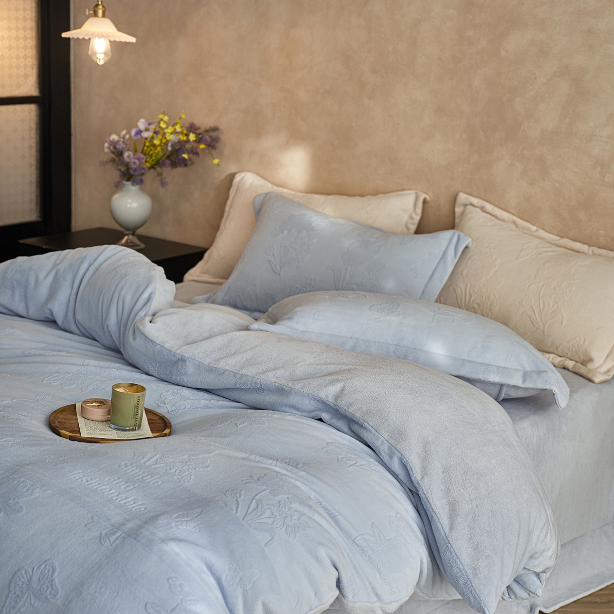 91家纺网 家纺一手货源 找家纺 亿梵家居 2025秋冬新款A类全消光牛奶绒立体5D雕花绒四件套-风格一 （提供买家秀） 爱丽丝-天空蓝