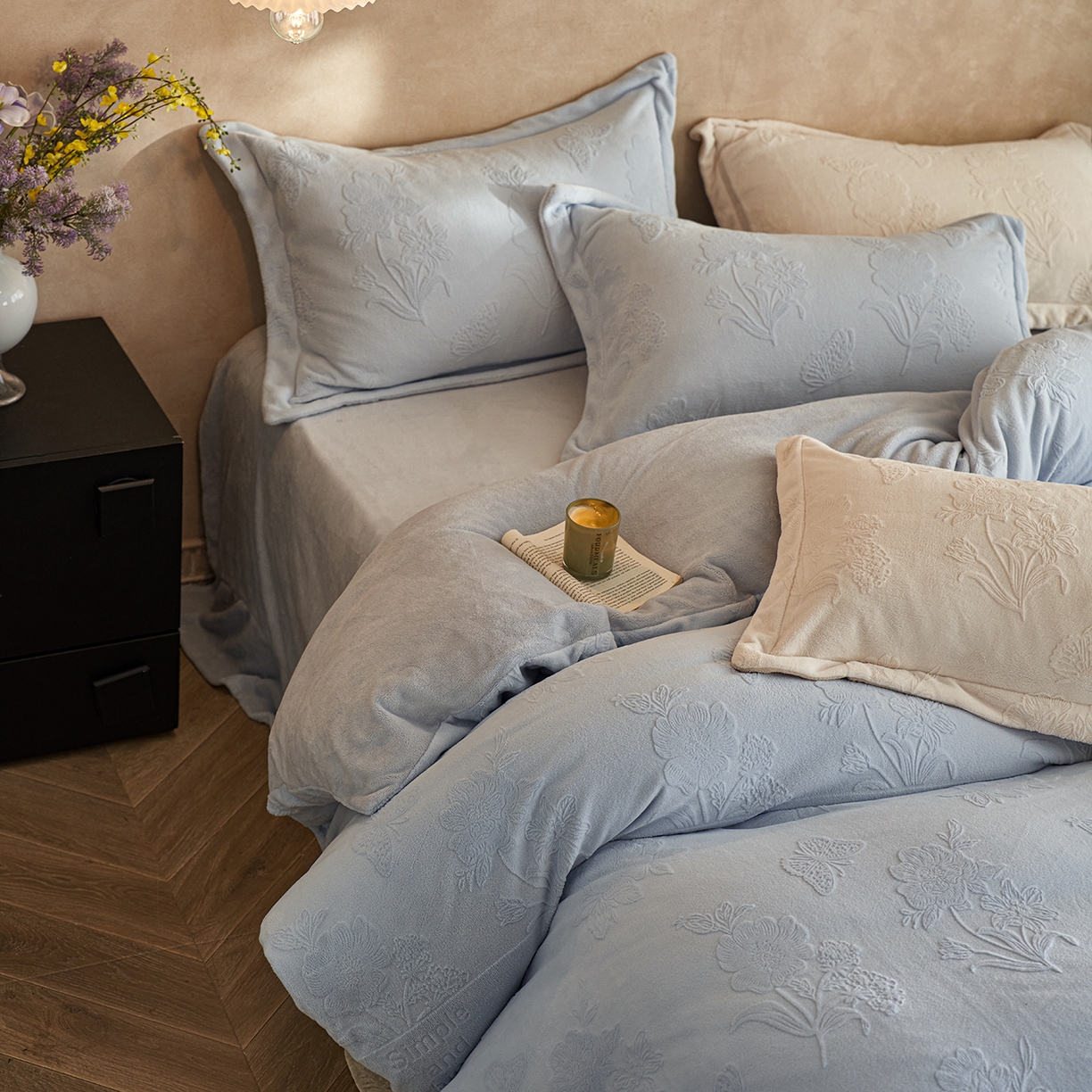 91家纺网 家纺一手货源 找家纺 亿梵家居 2025秋冬新款A类全消光牛奶绒立体5D雕花绒四件套-风格一 （提供买家秀） 爱丽丝-天空蓝