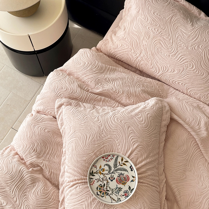 91家纺网 家纺一手货源 找家纺 金绣美居 2025新款亲肤舒适全消光牛奶绒雕花四件套-黎境 黎境-雅灰粉