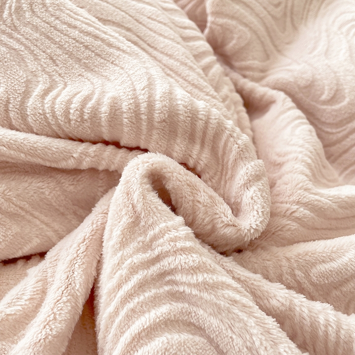 91家纺网 家纺一手货源 找家纺 金绣美居 2025新款亲肤舒适全消光牛奶绒雕花四件套-黎境 黎境-雅灰粉