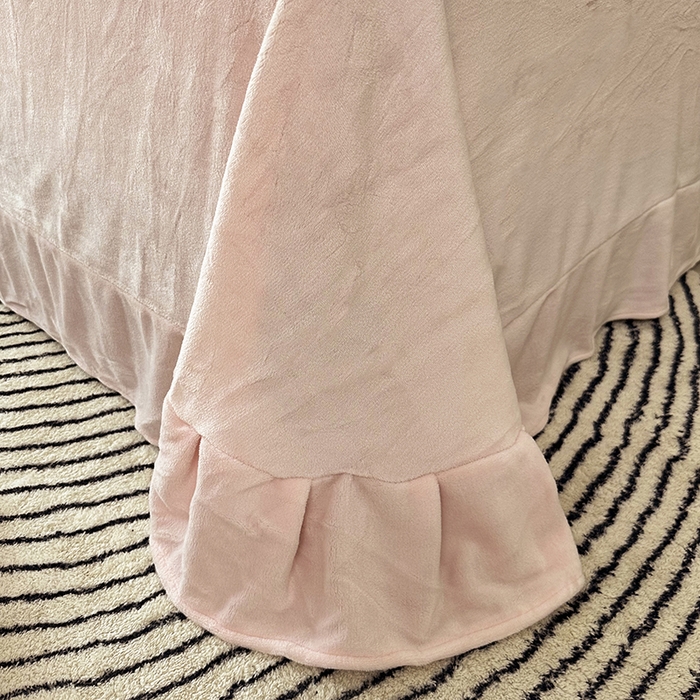 91家纺网 家纺一手货源 找家纺 金绣美居 2025新款亲肤舒适全消光牛奶绒雕花四件套-黎境 黎境-雅灰粉