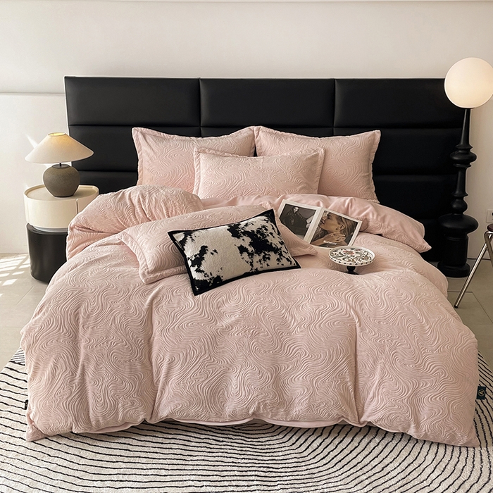 91家纺网 家纺一手货源 找家纺 金绣美居 2025新款亲肤舒适全消光牛奶绒雕花四件套-黎境 黎境-雅灰粉