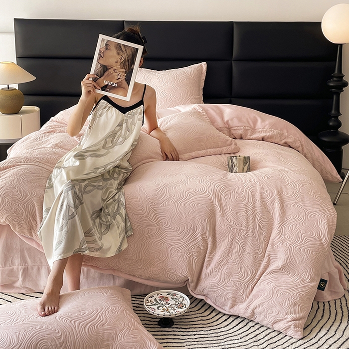 91家纺网 家纺一手货源 找家纺 金绣美居 2025新款亲肤舒适全消光牛奶绒雕花四件套-黎境 黎境-雅灰粉