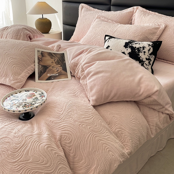 91家纺网 家纺一手货源 找家纺 金绣美居 2025新款亲肤舒适全消光牛奶绒雕花四件套-黎境 黎境-雅灰粉