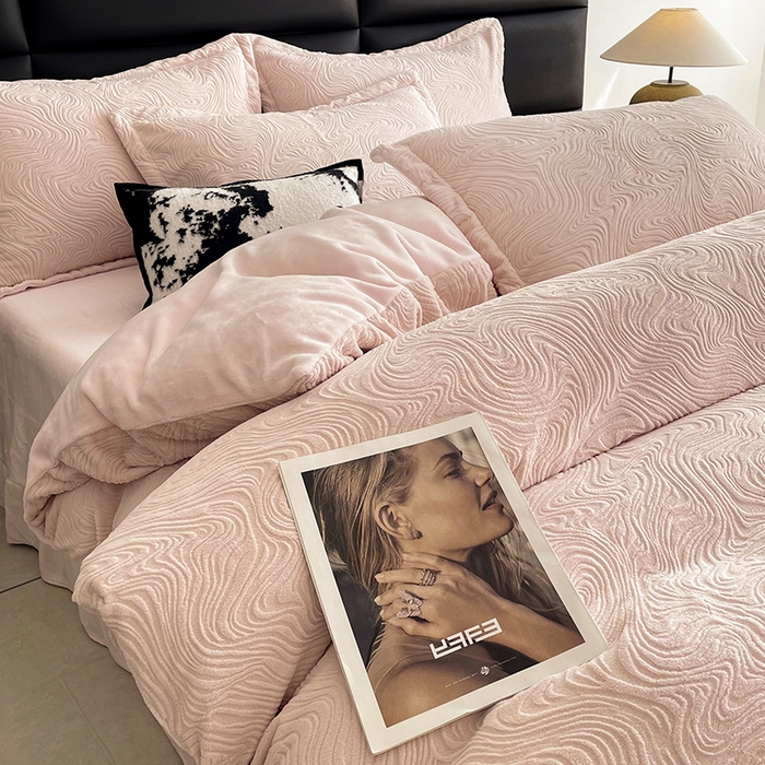 91家纺网 家纺一手货源 找家纺 金绣美居 2025新款亲肤舒适全消光牛奶绒雕花四件套-黎境 黎境-雅灰粉