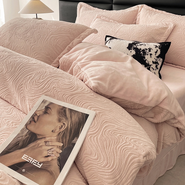 金绣美居 2025新款亲肤舒适全消光牛奶绒雕花四件套-黎境 黎境-雅灰粉