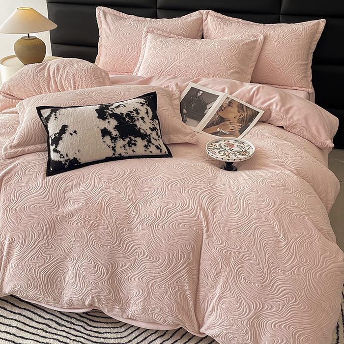 91家纺网 家纺一手货源 找家纺 金绣美居 2025新款亲肤舒适全消光牛奶绒雕花四件套-黎境 黎境-雅灰粉