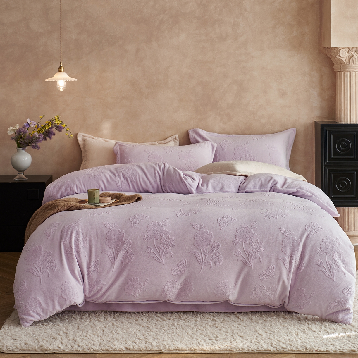 91家纺网 家纺一手货源 找家纺 亿梵家居 2025秋冬新款A类全消光牛奶绒立体5D雕花绒四件套-风格一 （提供买家秀） 爱丽丝-新媚紫