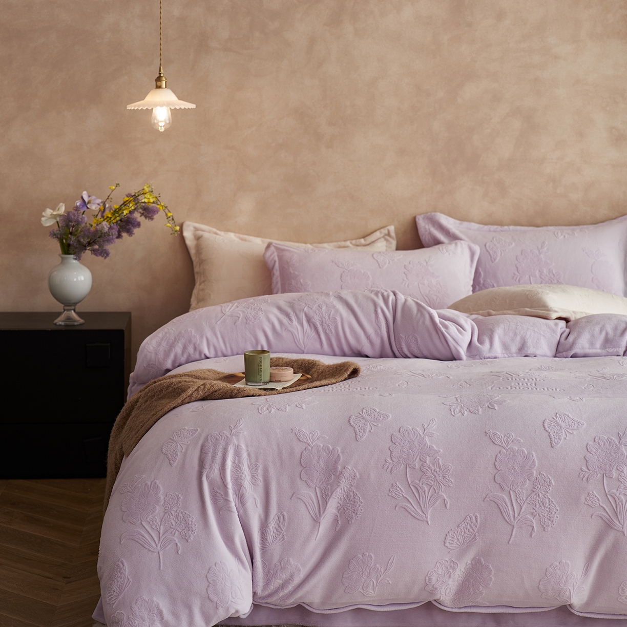 91家纺网 家纺一手货源 找家纺 亿梵家居 2025秋冬新款A类全消光牛奶绒立体5D雕花绒四件套-风格一 （提供买家秀） 爱丽丝-新媚紫