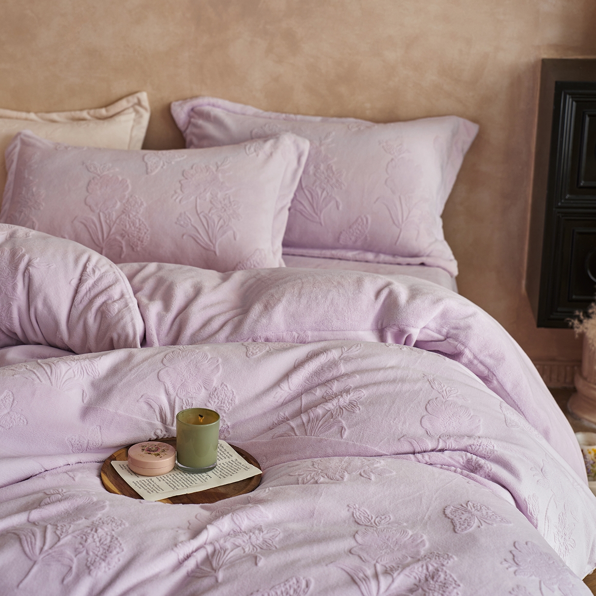 91家纺网 家纺一手货源 找家纺 亿梵家居 2025秋冬新款A类全消光牛奶绒立体5D雕花绒四件套-风格一 （提供买家秀） 爱丽丝-新媚紫
