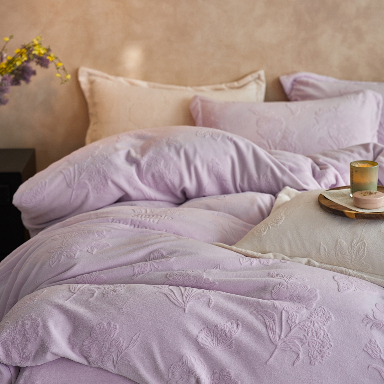 91家纺网 家纺一手货源 找家纺 亿梵家居 2025秋冬新款A类全消光牛奶绒立体5D雕花绒四件套-风格一 （提供买家秀） 爱丽丝-新媚紫