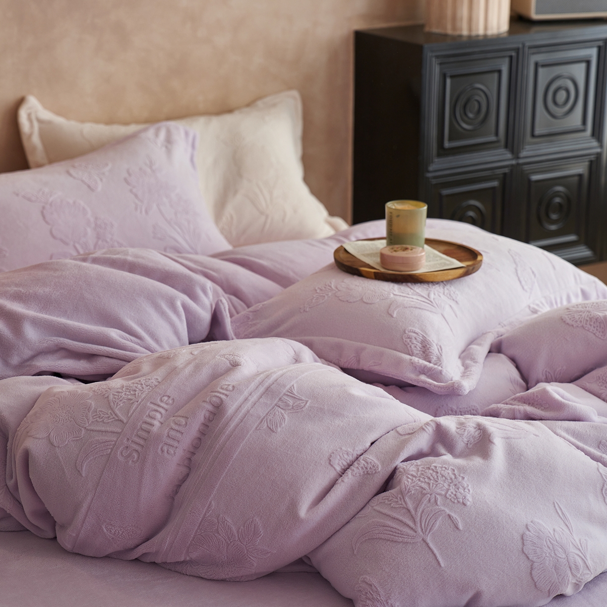 91家纺网 家纺一手货源 找家纺 亿梵家居 2025秋冬新款A类全消光牛奶绒立体5D雕花绒四件套-风格一 （提供买家秀） 爱丽丝-新媚紫
