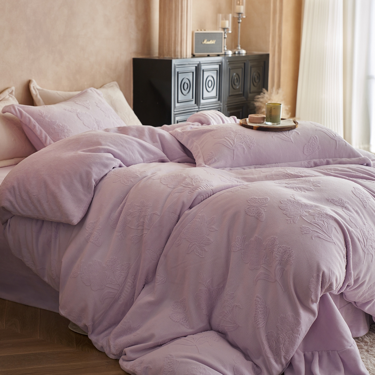 91家纺网 家纺一手货源 找家纺 亿梵家居 2025秋冬新款A类全消光牛奶绒立体5D雕花绒四件套-风格一 （提供买家秀） 爱丽丝-新媚紫