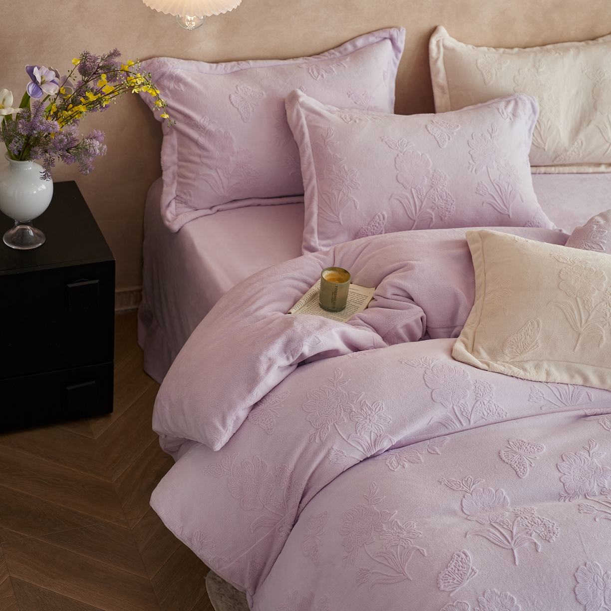 91家纺网 家纺一手货源 找家纺 亿梵家居 2025秋冬新款A类全消光牛奶绒立体5D雕花绒四件套-风格一 （提供买家秀） 爱丽丝-新媚紫