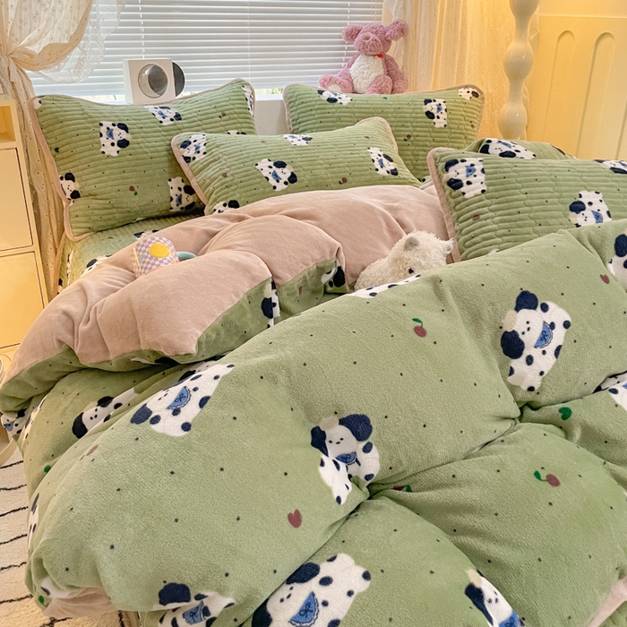 91家纺网 家纺一手货源 找家纺 云玲时尚 2025新款高克重牛奶绒印花床盖四件套 假日小狗