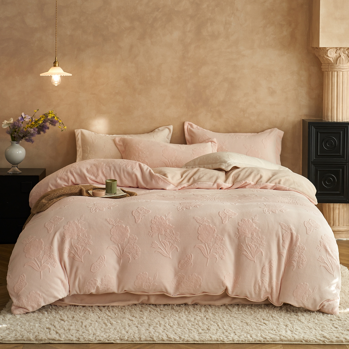 91家纺网 家纺一手货源 找家纺 亿梵家居 2025秋冬新款A类全消光牛奶绒立体5D雕花绒四件套-风格一 （提供买家秀） 爱丽丝-樱花粉