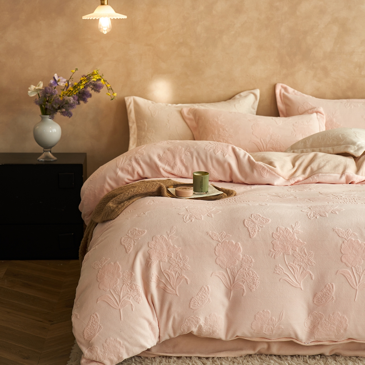 91家纺网 家纺一手货源 找家纺 亿梵家居 2025秋冬新款A类全消光牛奶绒立体5D雕花绒四件套-风格一 （提供买家秀） 爱丽丝-樱花粉