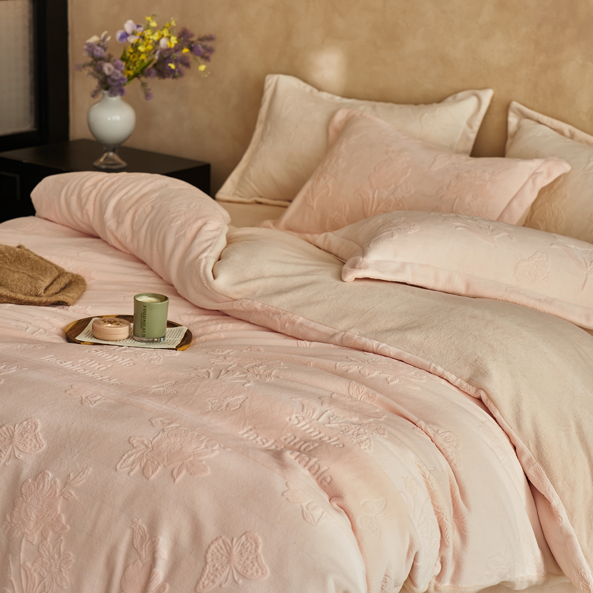 91家纺网 家纺一手货源 找家纺 亿梵家居 2025秋冬新款A类全消光牛奶绒立体5D雕花绒四件套-风格一 （提供买家秀） 爱丽丝-樱花粉