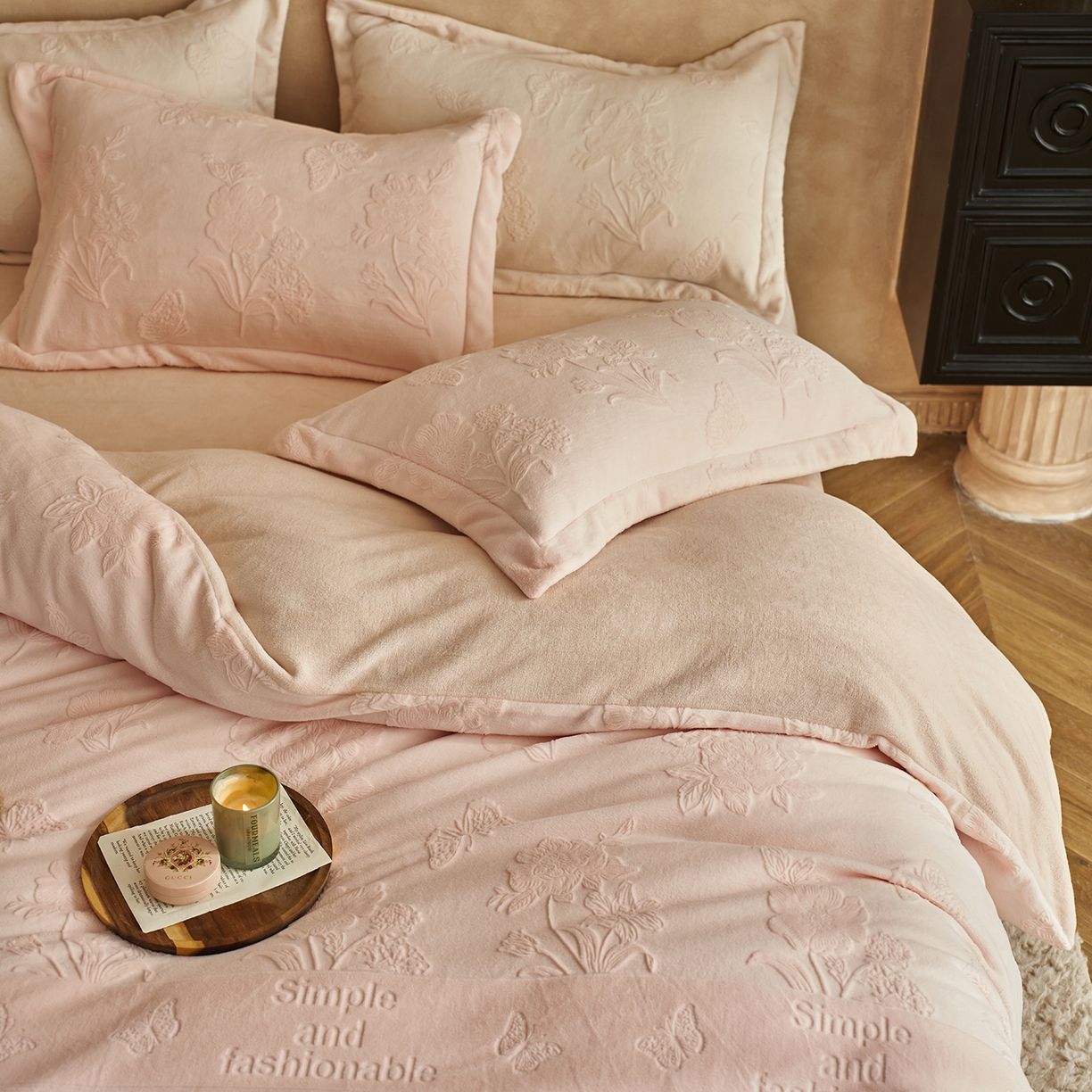 91家纺网 家纺一手货源 找家纺 亿梵家居 2025秋冬新款A类全消光牛奶绒立体5D雕花绒四件套-风格一 （提供买家秀） 爱丽丝-樱花粉