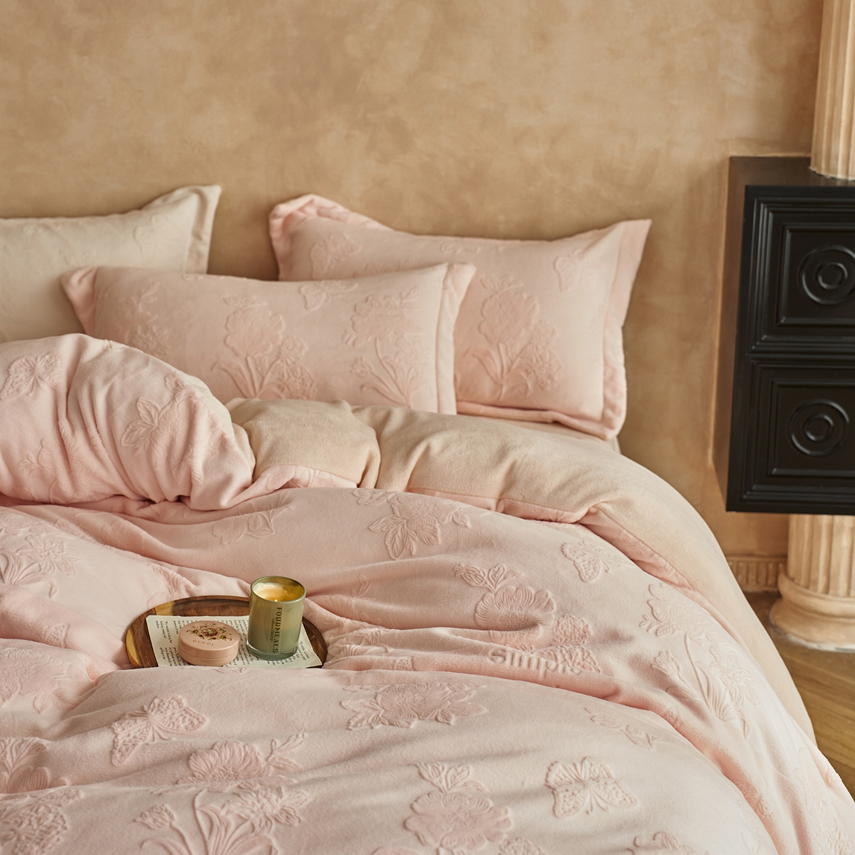 91家纺网 家纺一手货源 找家纺 亿梵家居 2025秋冬新款A类全消光牛奶绒立体5D雕花绒四件套-风格一 （提供买家秀） 爱丽丝-樱花粉