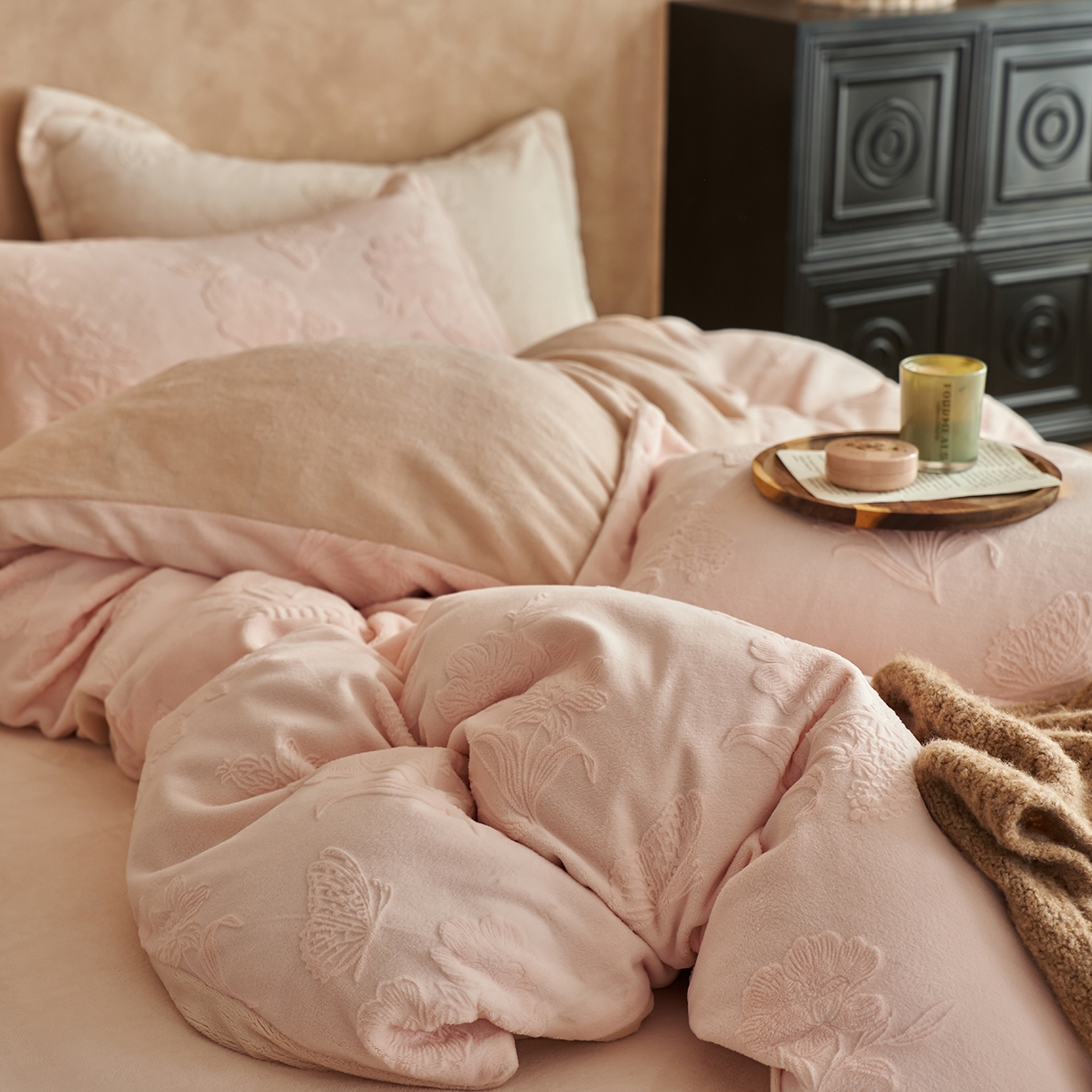 91家纺网 家纺一手货源 找家纺 亿梵家居 2025秋冬新款A类全消光牛奶绒立体5D雕花绒四件套-风格一 （提供买家秀） 爱丽丝-樱花粉