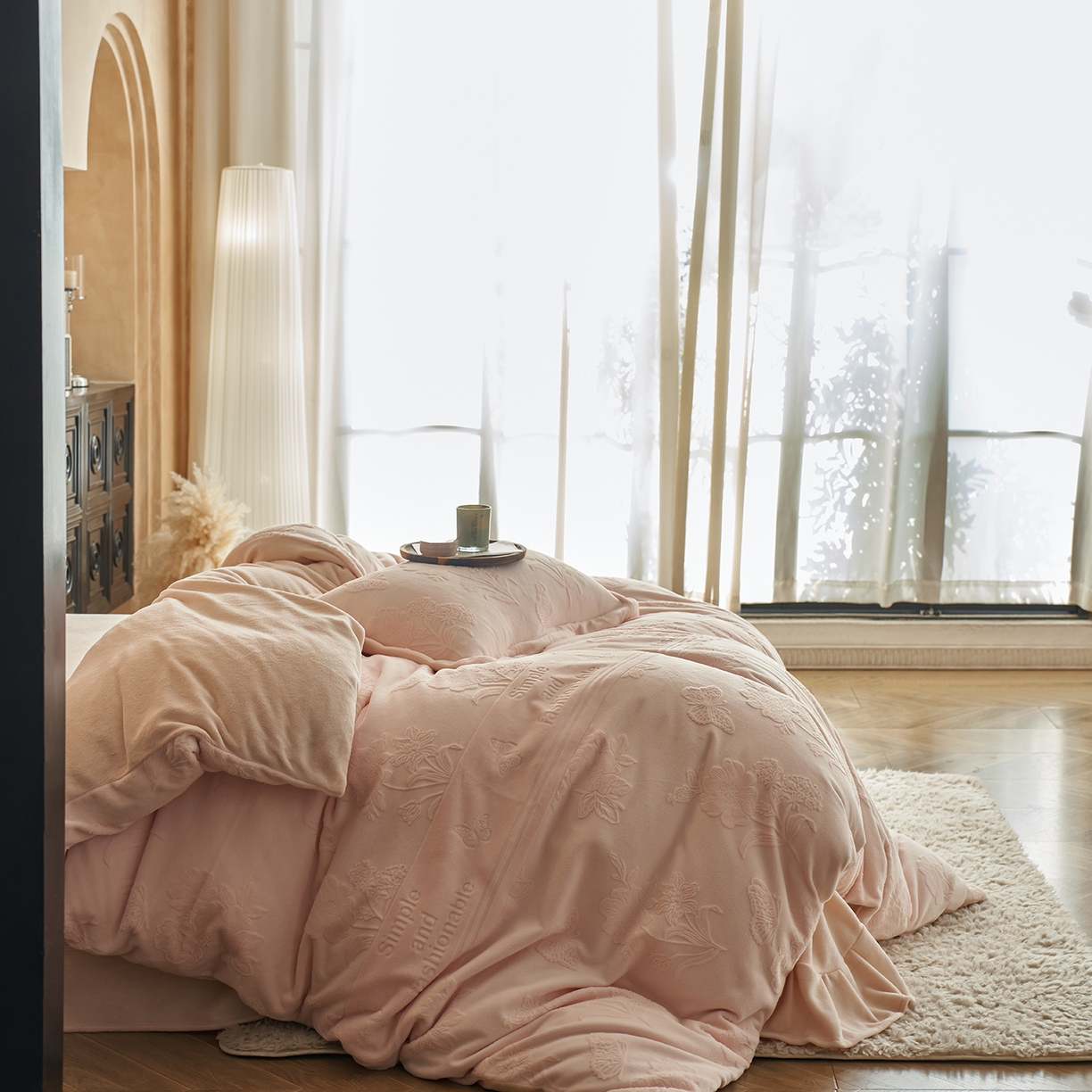 91家纺网 家纺一手货源 找家纺 亿梵家居 2025秋冬新款A类全消光牛奶绒立体5D雕花绒四件套-风格一 （提供买家秀） 爱丽丝-樱花粉