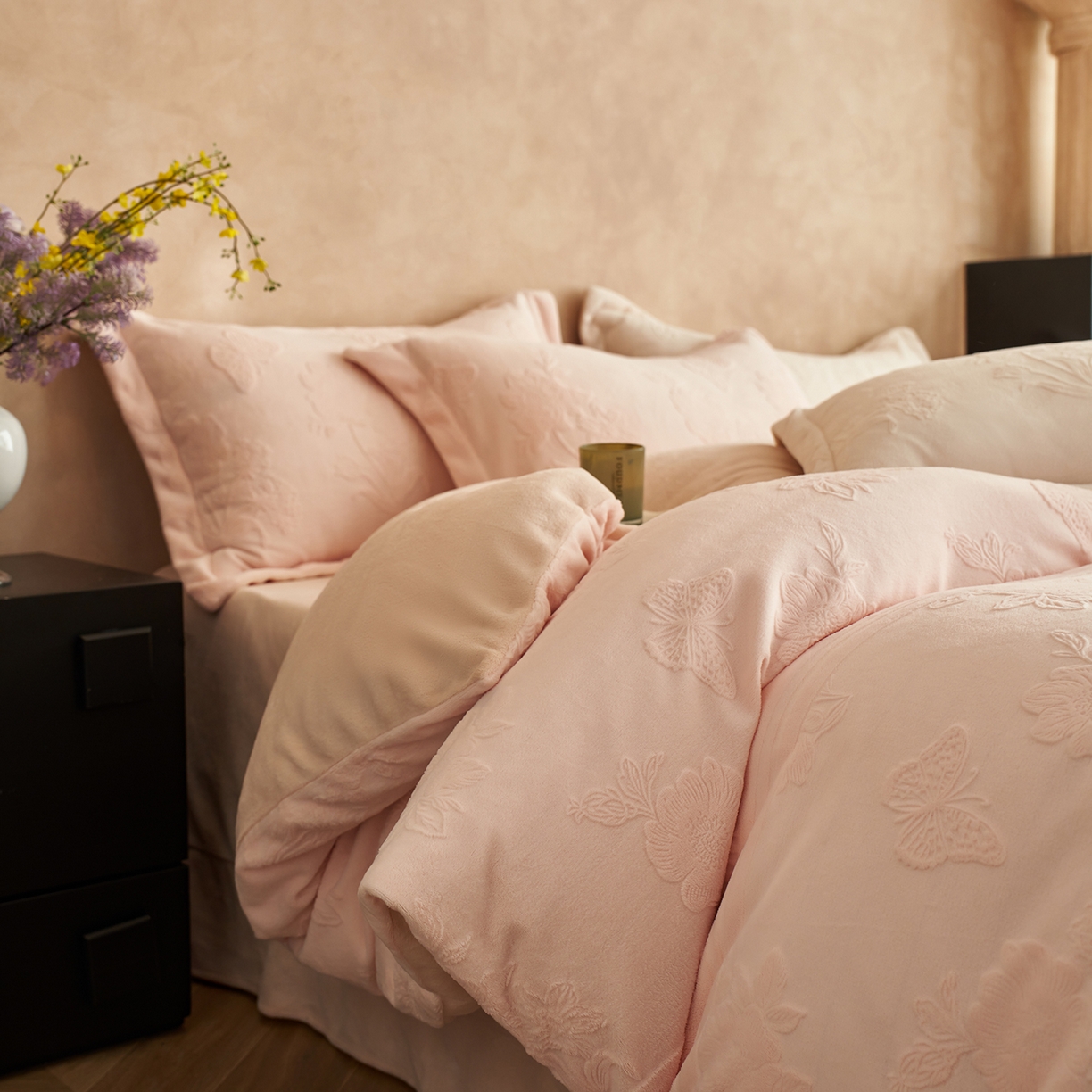91家纺网 家纺一手货源 找家纺 亿梵家居 2025秋冬新款A类全消光牛奶绒立体5D雕花绒四件套-风格一 （提供买家秀） 爱丽丝-樱花粉