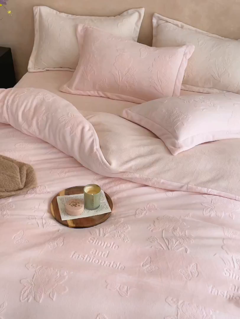 91家纺网 家纺一手货源 找家纺 亿梵家居 2025秋冬新款A类全消光牛奶绒立体5D雕花绒四件套-风格一 （提供买家秀） 爱丽丝-樱花粉