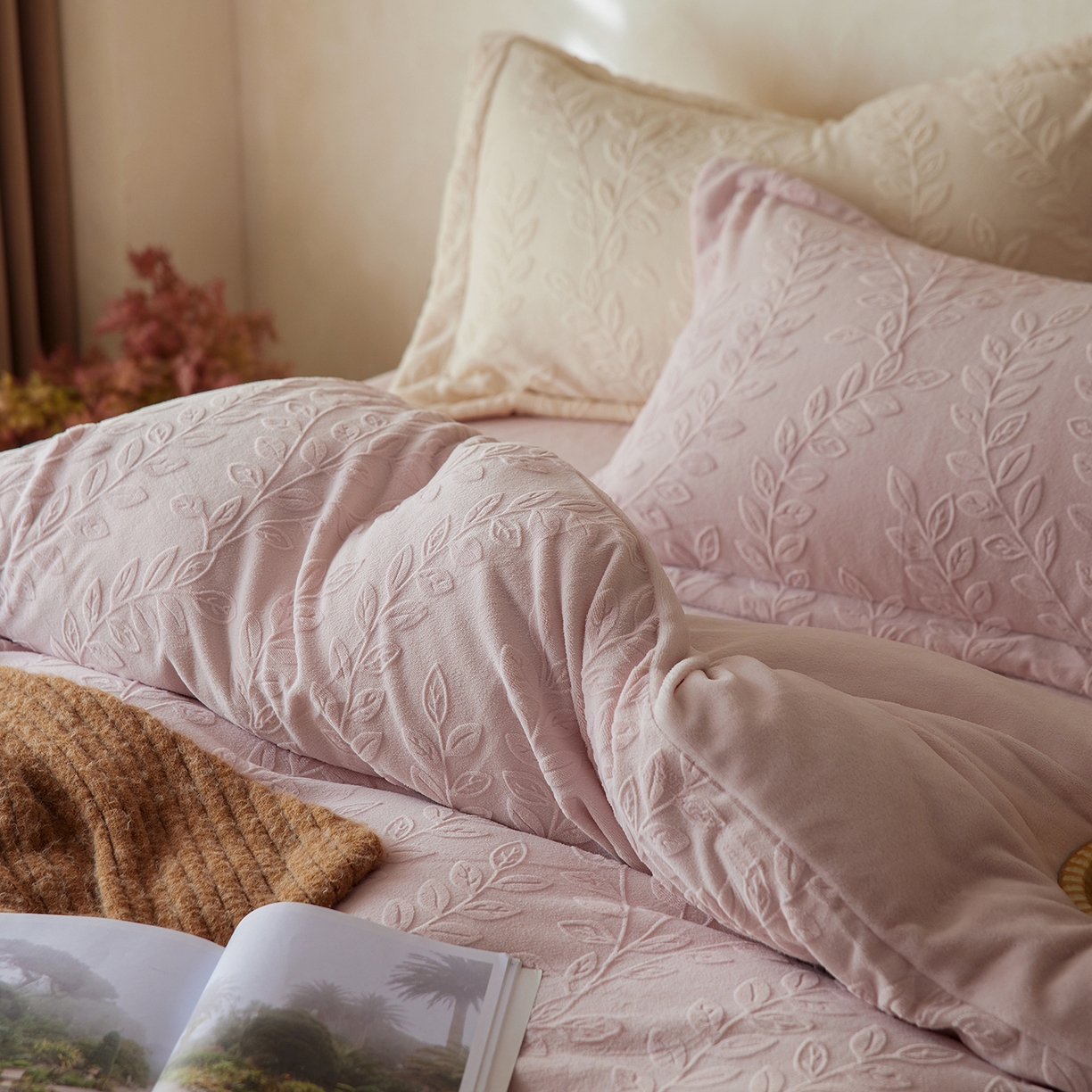91家纺网 家纺一手货源 找家纺 亿梵家居 2025秋冬新款A类全消光牛奶绒立体5D雕花绒四件套-风格一 （提供买家秀） 安娜花园-白桃粉