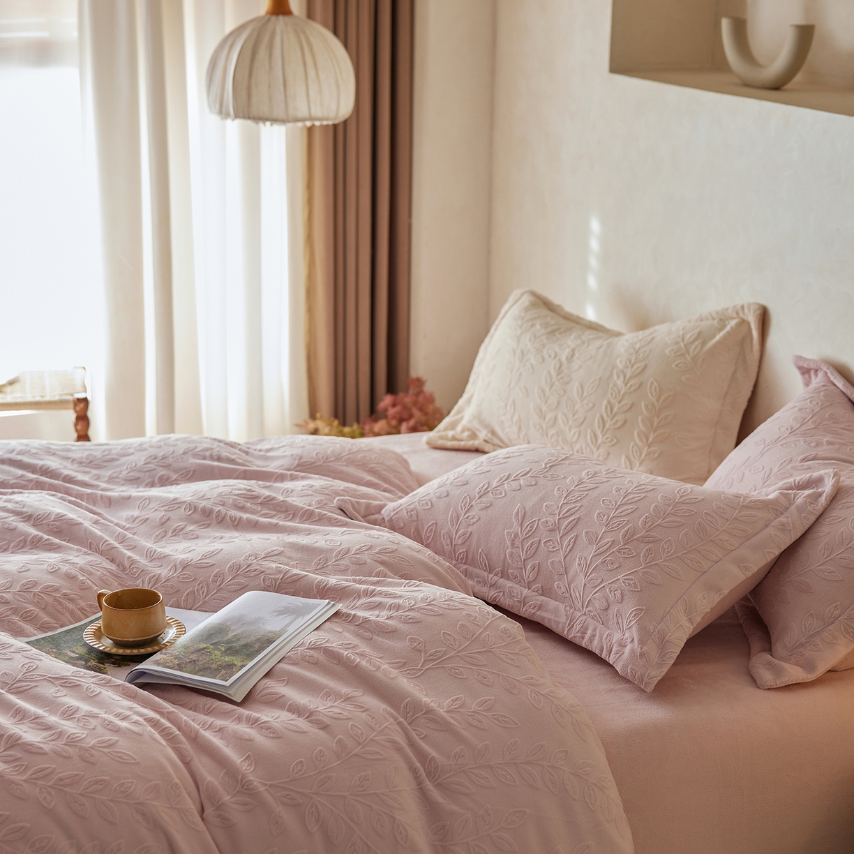 91家纺网 家纺一手货源 找家纺 亿梵家居 2025秋冬新款A类全消光牛奶绒立体5D雕花绒四件套-风格一 （提供买家秀） 安娜花园-白桃粉